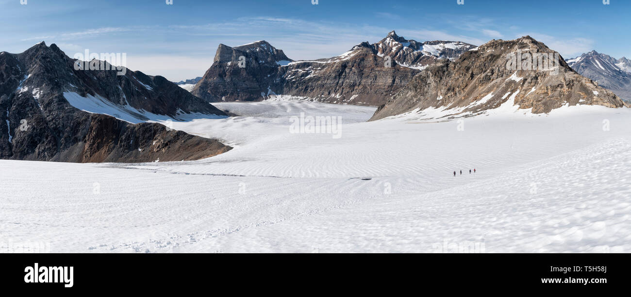 Le Groenland, Sermersooq, Kulusuk, Schweizerland Alpes, groupe de personnes marchant dans la neige Banque D'Images