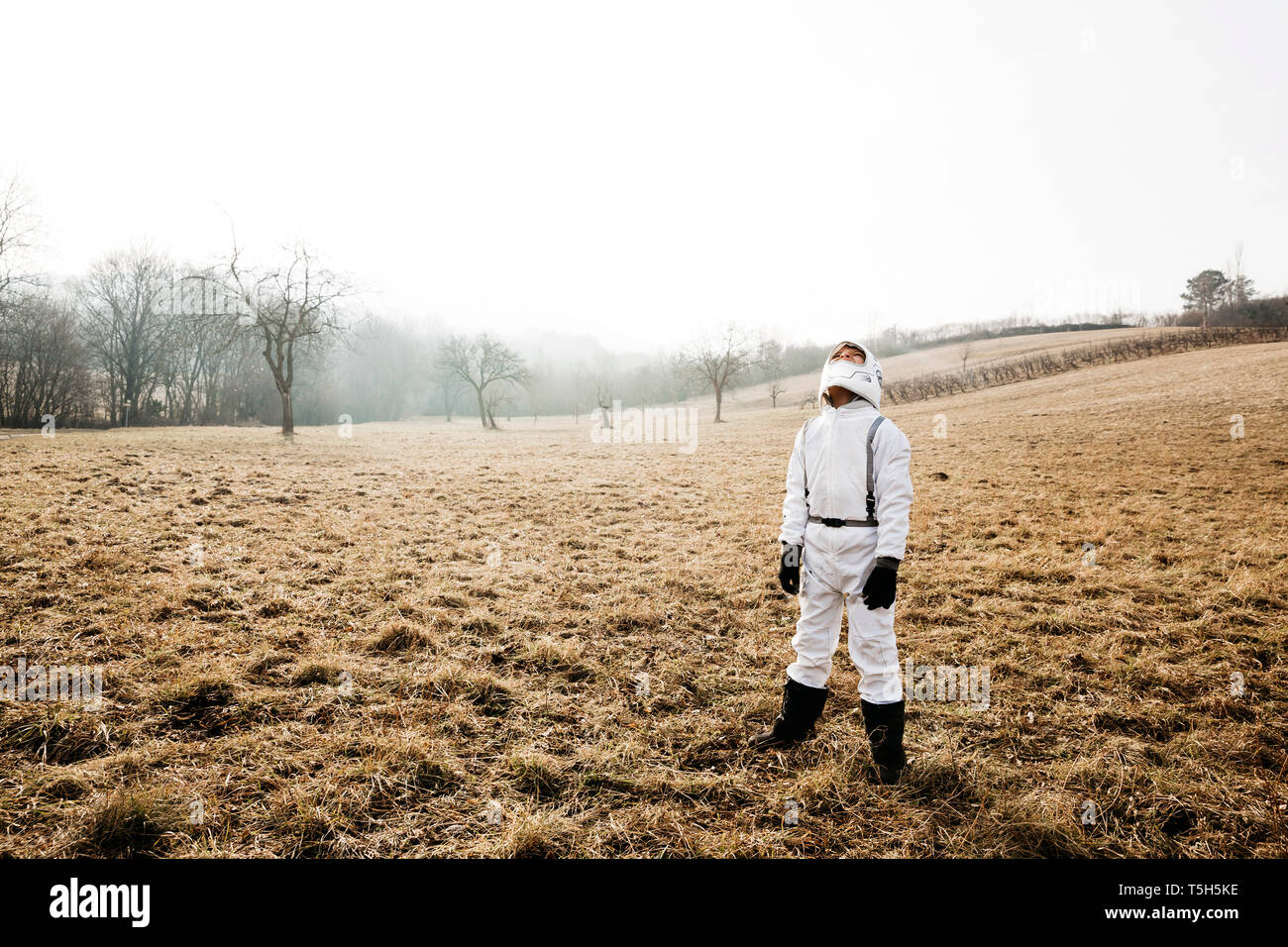 Boy wearing white costume de l'espace Banque D'Images
