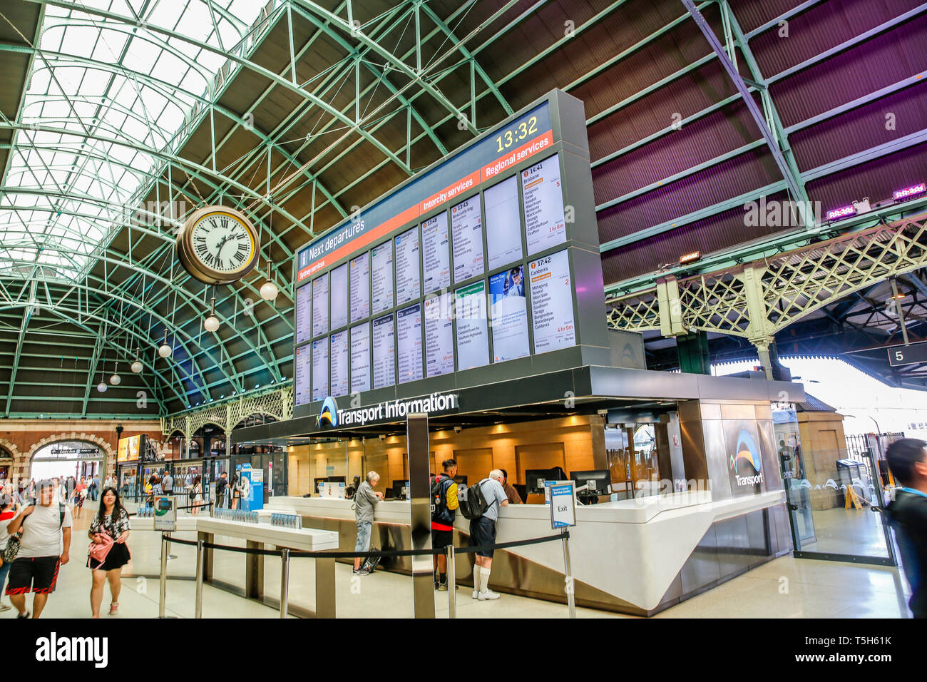 Gare centrale, station terminus ferroviaire dans le centre-ville de Sydney, Nouvelle Galles du Sud en Australie, avec l'horloge de la gare et des transports information board Banque D'Images