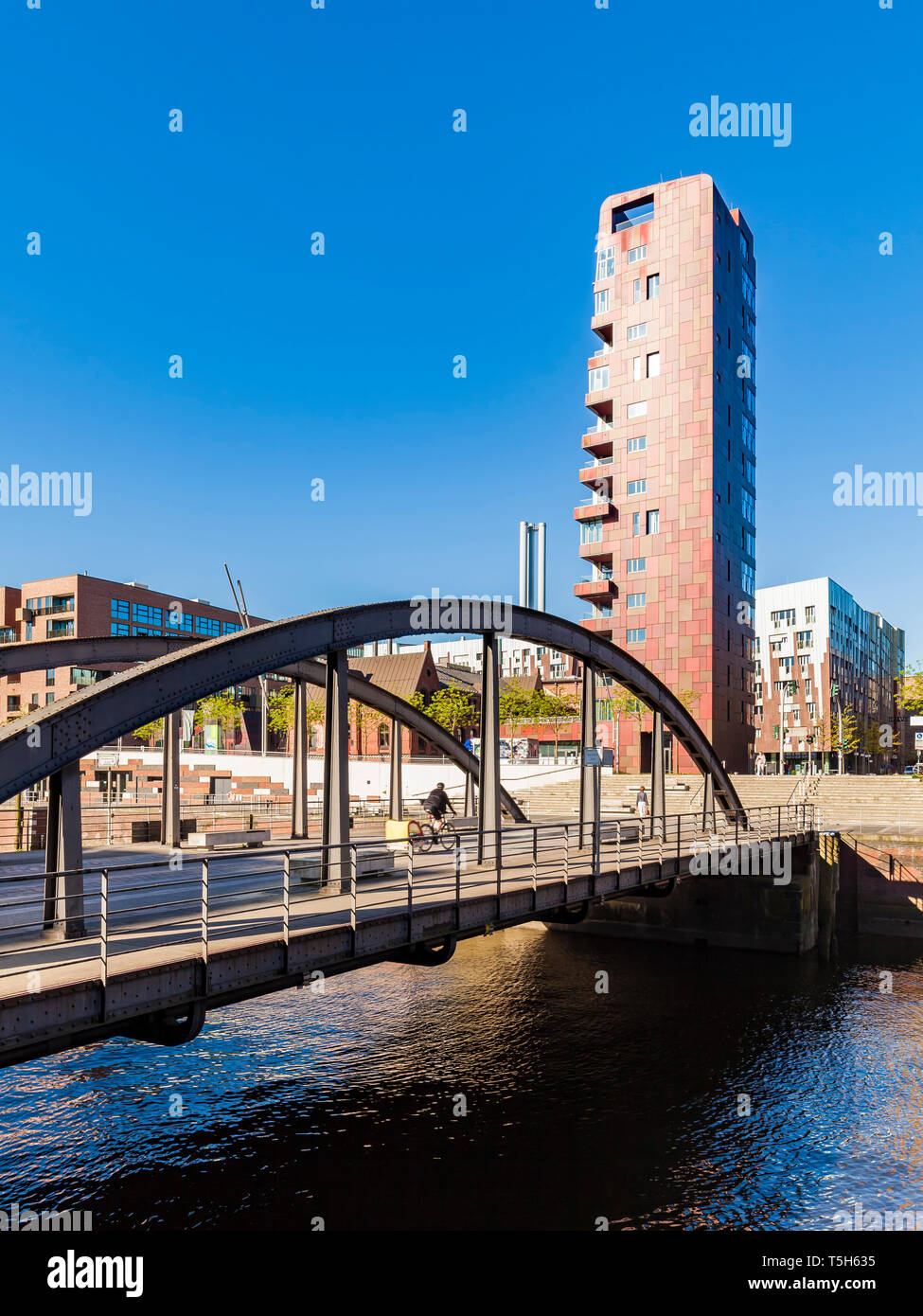 Allemagne, Hambourg, le pont et le bâtiment de grande hauteur dans la HafenCity Banque D'Images