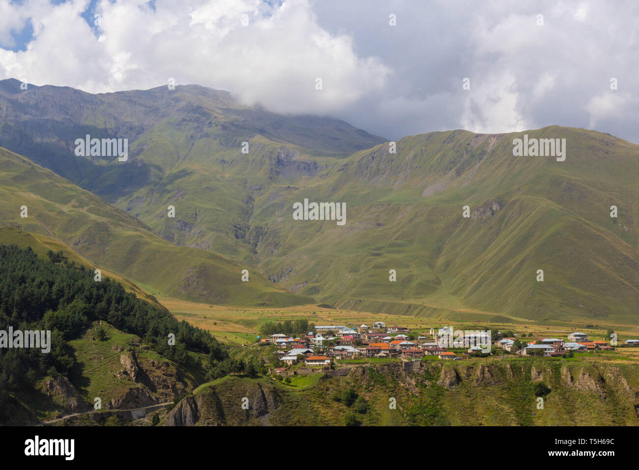 Vue sur montagnes du Caucase près de la Géorgie, pic Kazbek Banque D'Images