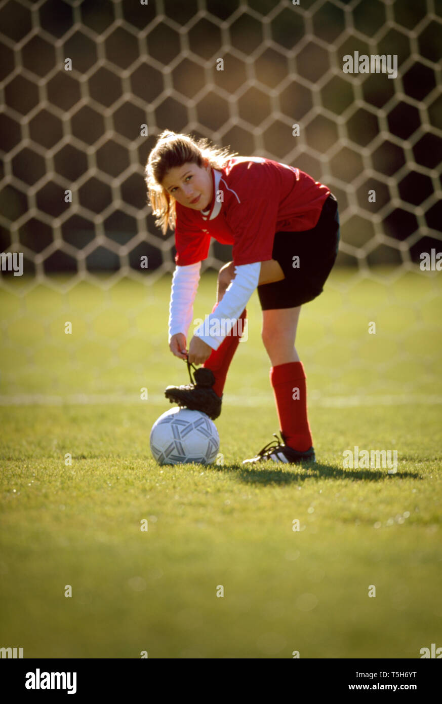 Liage fille dentelle à chaussure d'entraînement de soccer. Banque D'Images