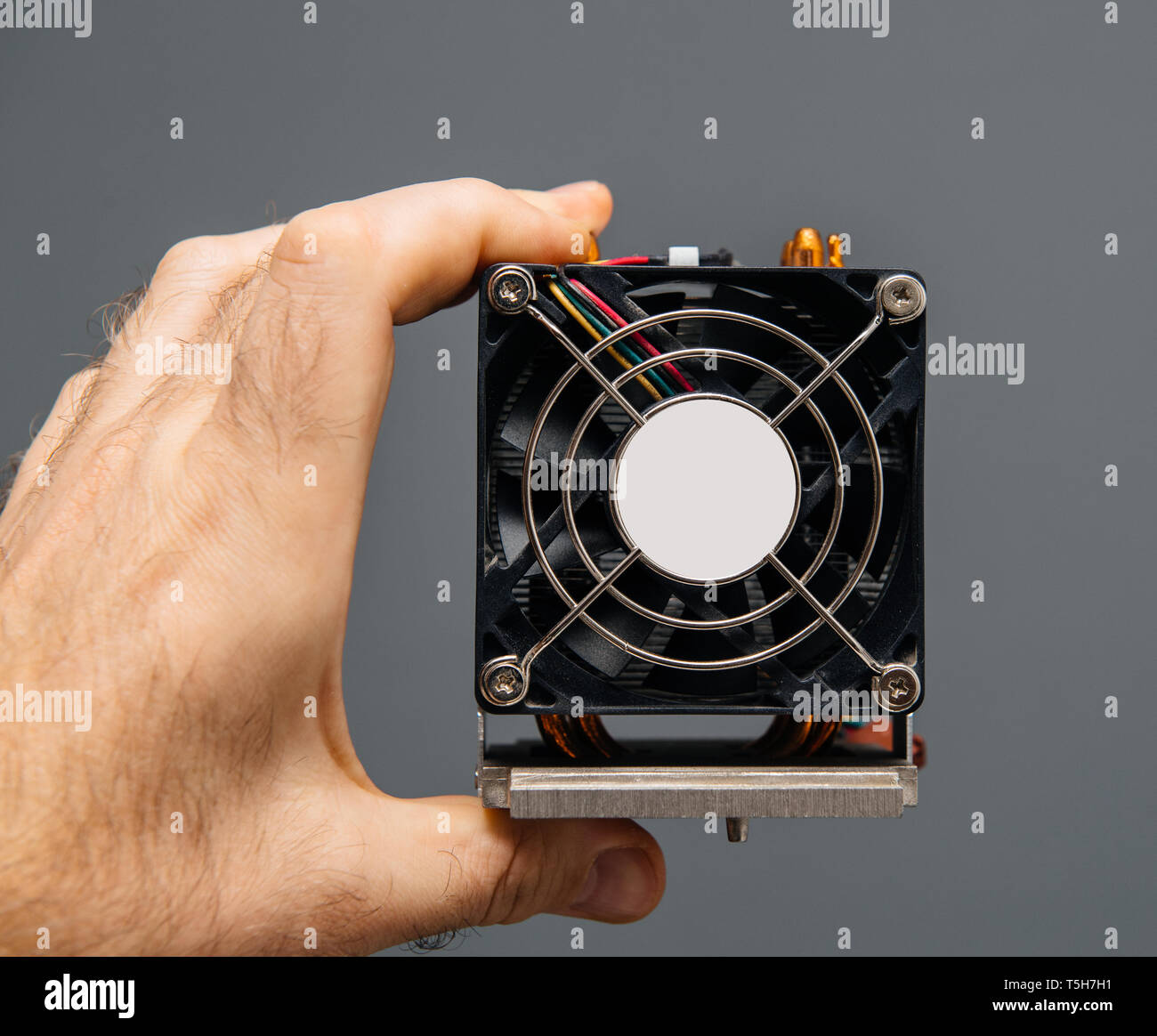 Man holding sale poussiéreux ordinateur refroidisseur dissipateur thermique  de CPU d'un serveur PC station de travail grille métallique avant Photo  Stock - Alamy