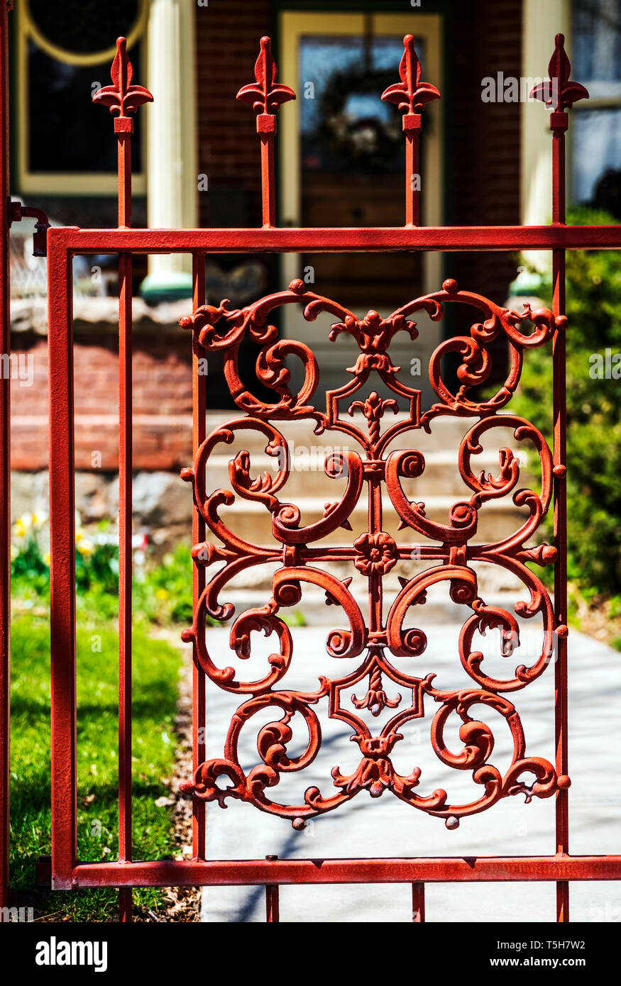 Complexe de couleur rouge de porte en fer forgé & fence Banque D'Images