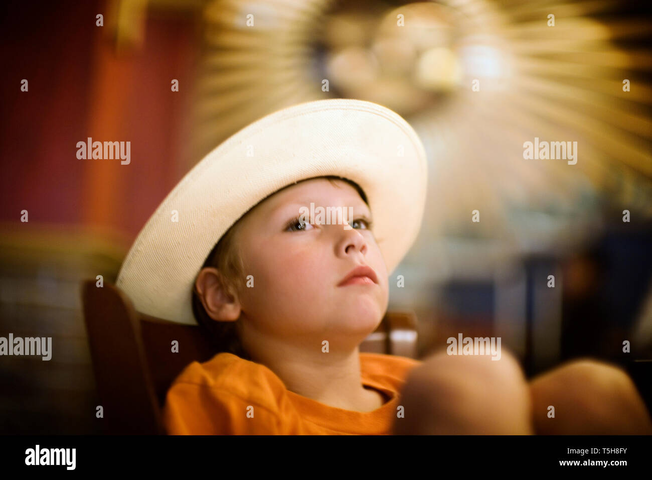 Portrait d'un petit garçon portant un chapeau. Banque D'Images