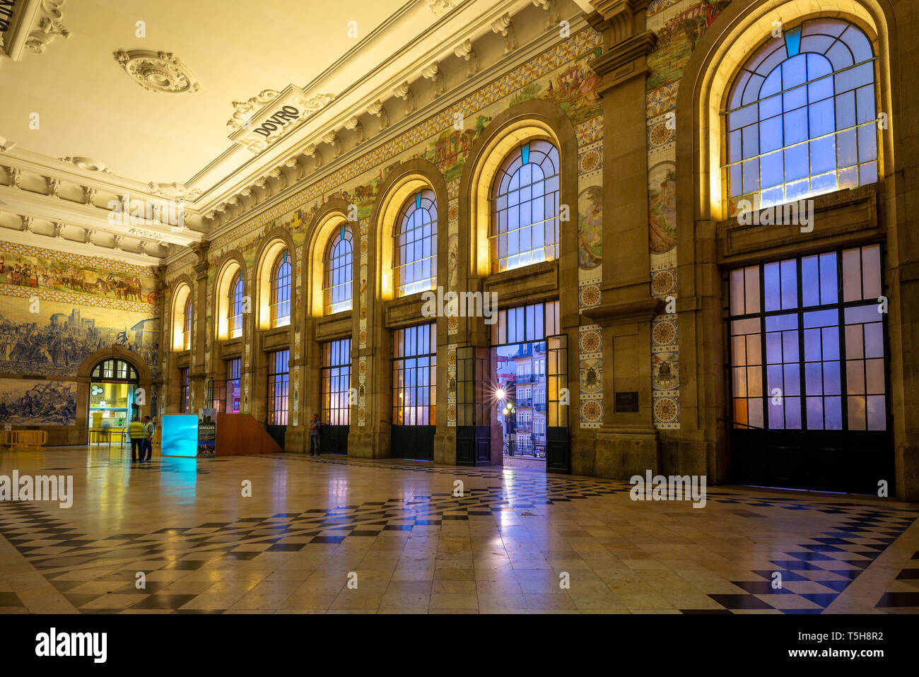 Porto, Portugal - 26 septembre 2018 : groupe d'Azulejo et carreleur ornée vestibule de la gare Sao Bento, Porto. Banque D'Images