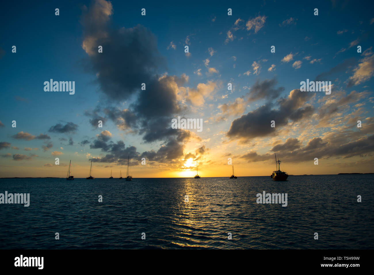 Voilier dans le coucher du soleil, Exuma, Bahamas Banque D'Images