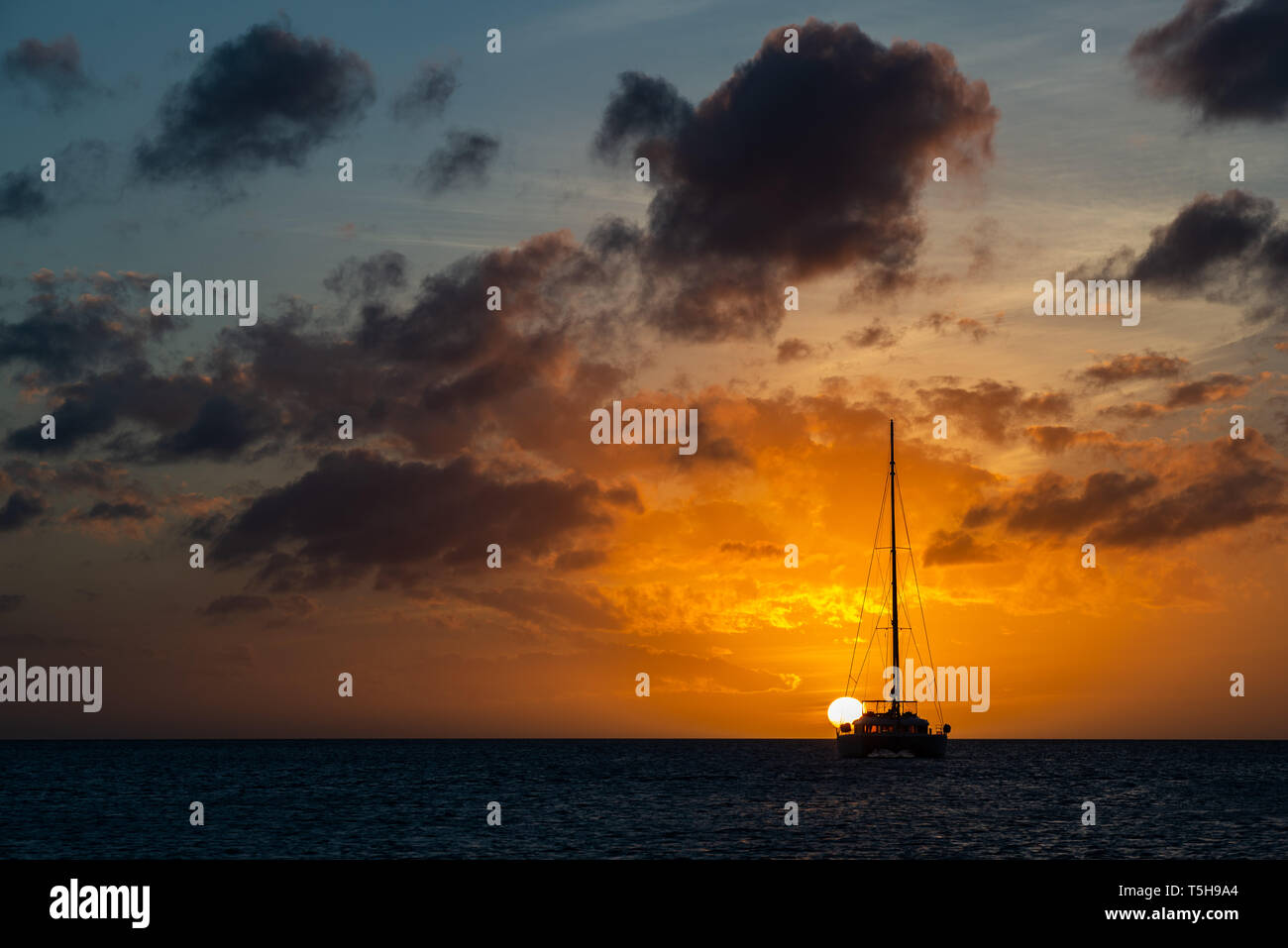Voilier dans le coucher du soleil, Exuma, Bahamas Banque D'Images
