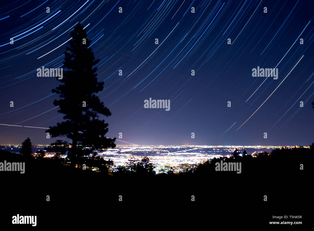 Star Trails sur Boulder, Colorado Banque D'Images