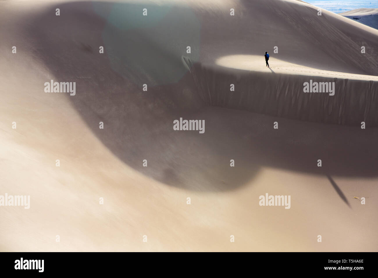 Petit homme randonnée sur les dunes de sable Banque D'Images