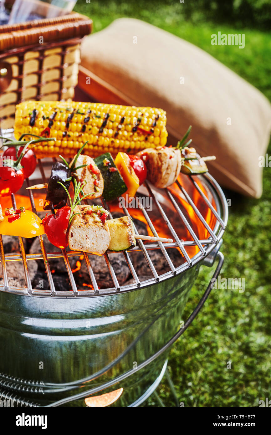 Barbecue avec viande et légumes grillées brochettes et godet sur grill.  Pique-nique barbecue délicieux colorés Photo Stock - Alamy