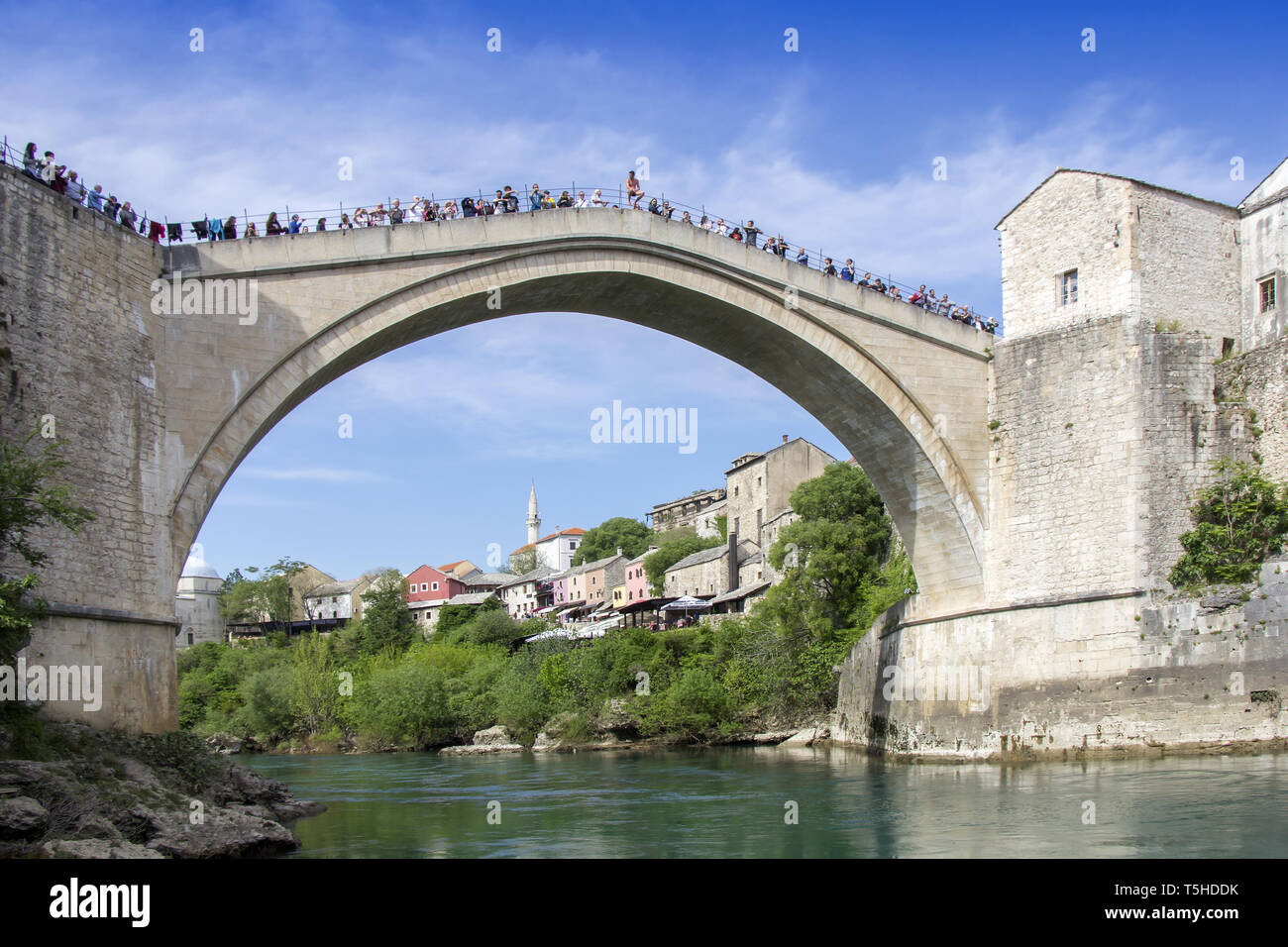 Le vieux pont de Mostar avec maisons et minarets en Bosnie et Herzégovine Banque D'Images