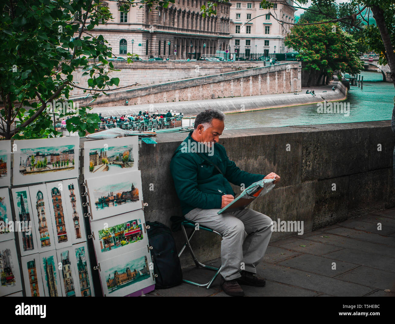 Une peinture de l'artiste dans les rues de Paris Banque D'Images