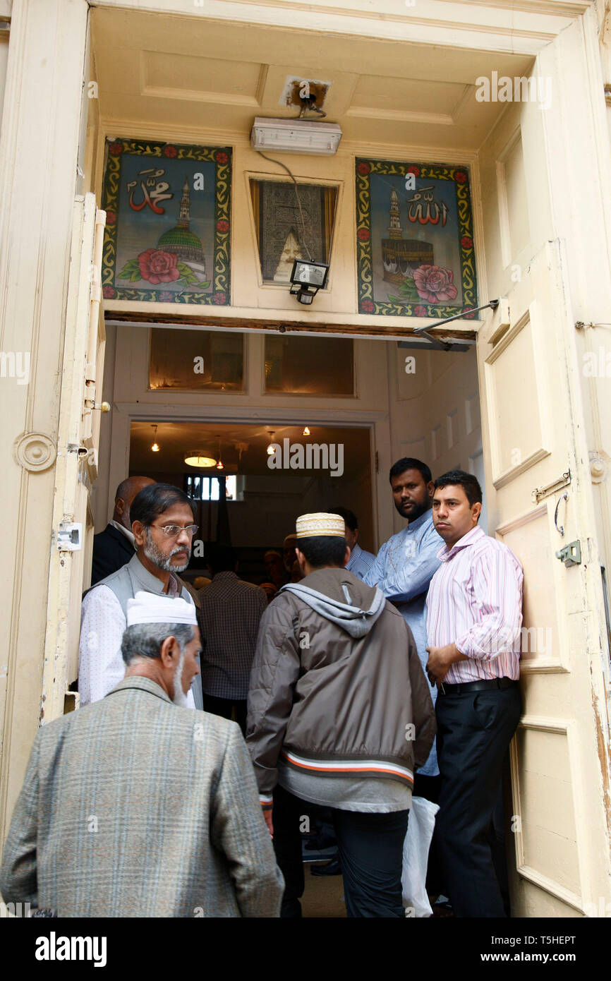 Les hommes qui arrivent à la mosquée de Brick Lane, East London. 3 septembre 2010. Banque D'Images