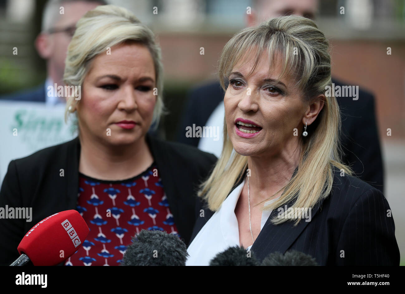 Son groupe est Martina Anderson (à droite) avec le sous-chef Michelle O'Neill au bureau électoral pour l'Irlande du Nord après avoir remis sa candidature à exécuter dans les élections européennes. Banque D'Images