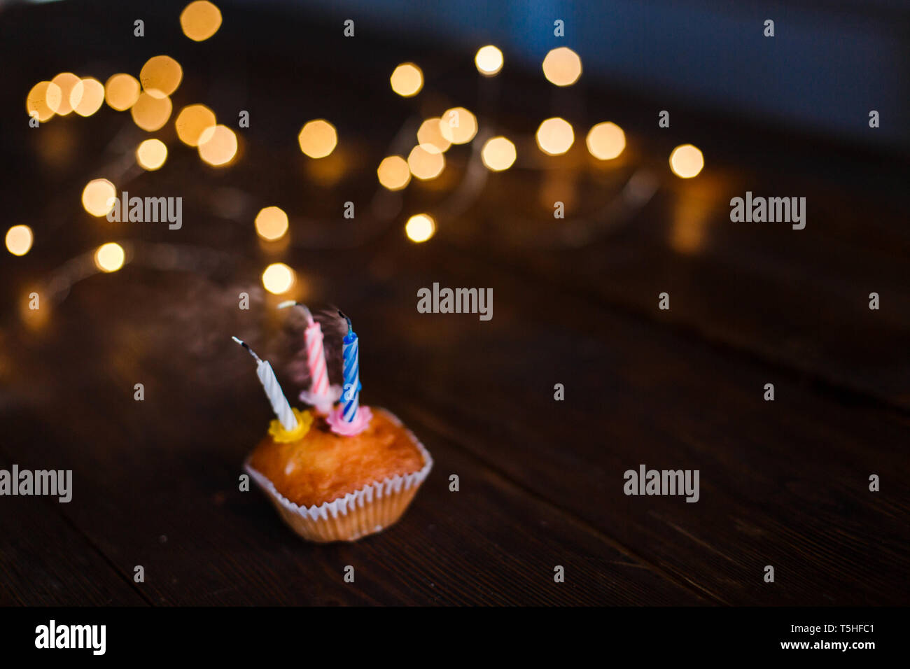 Bougies dans un petit gâteau pour une maison de vacances. Le concept d'une carte d'anniversaire de fête. Souffler les bougies, brûler des bougies avec de l'espace pour le texte. Belle salutation Banque D'Images