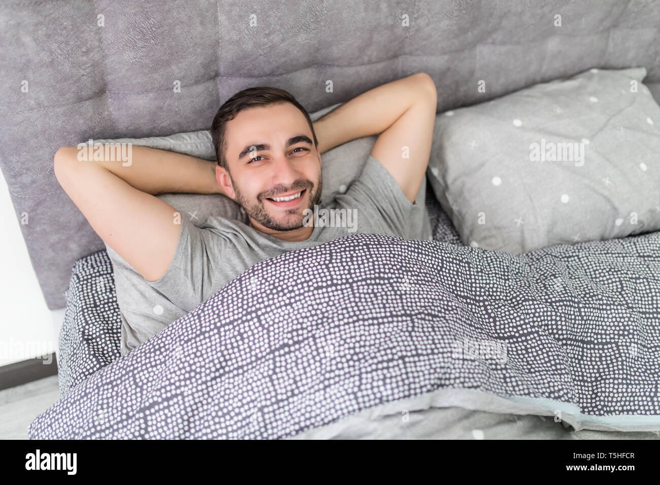 Homme muscle lit Banque de photographies et d’images à haute résolution Alamy