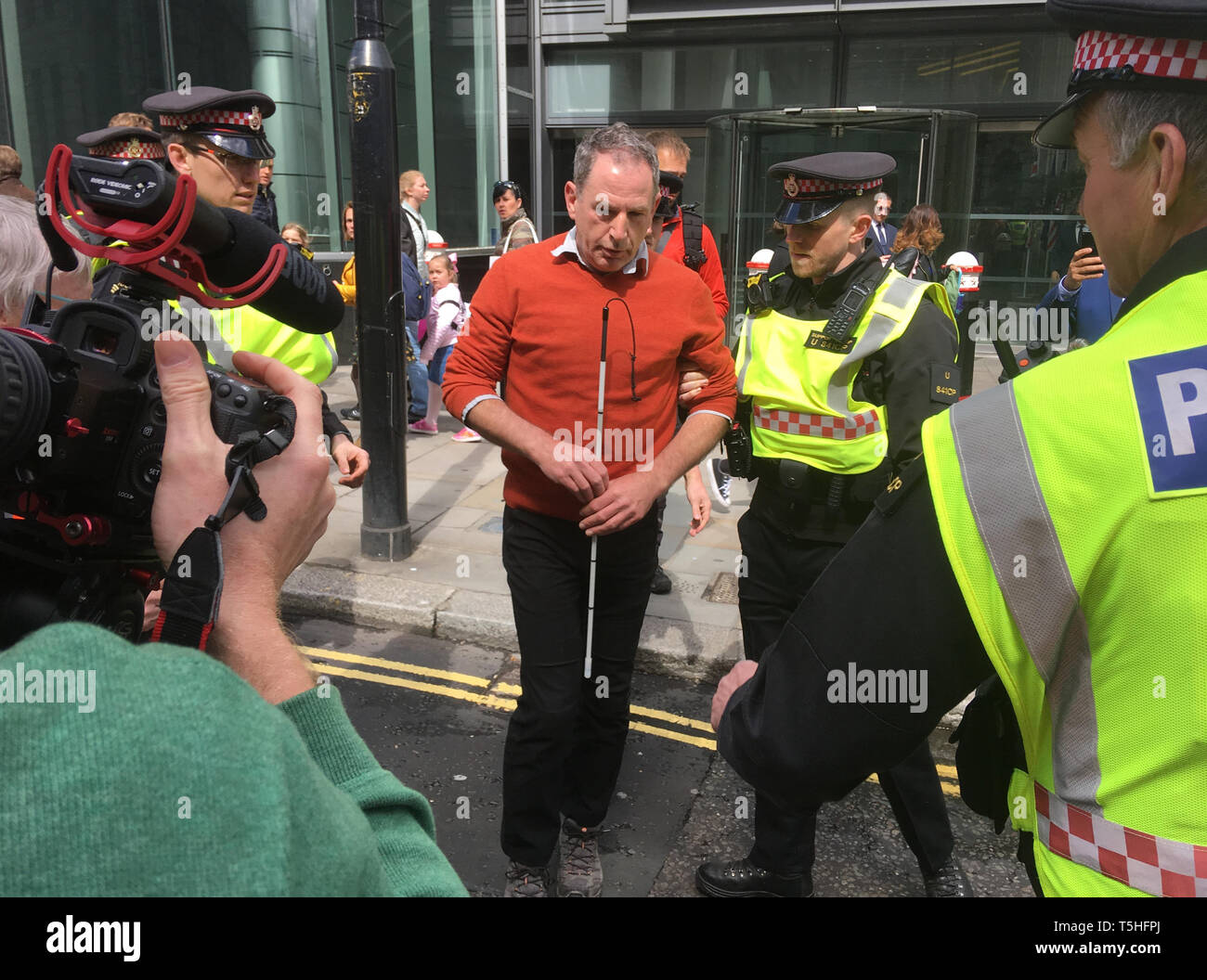 Les manifestants de rébellion Extinction manifesté à l'extérieur de bureaux de Goldman Sachs sur Fleet Street, Londres sont enlevés par la police. Banque D'Images