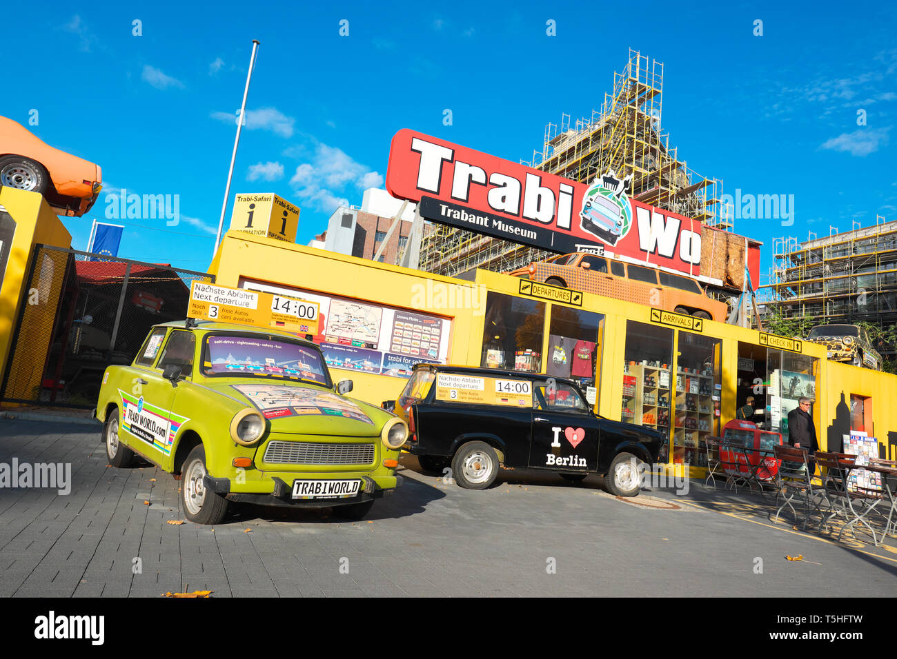 Berlin Allemagne - voiture Trabant à l'extérieur de la Trabi World tour center dans le quartier de Mitte Banque D'Images