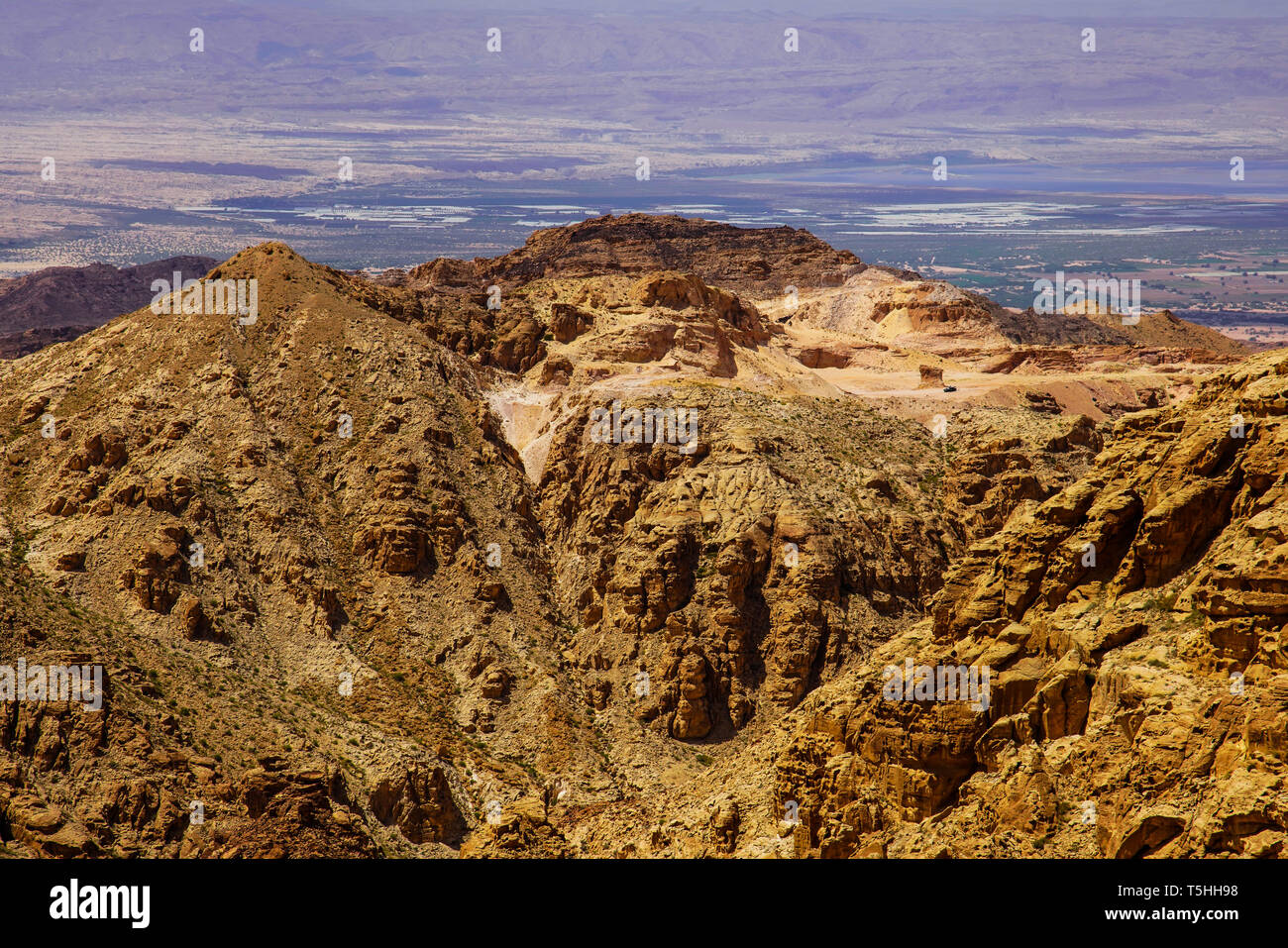 Voir d'Abarim montagnes de Tafilah Autoroute, Mer Morte la dépression à l'arrière-plan. La Jordanie. Banque D'Images