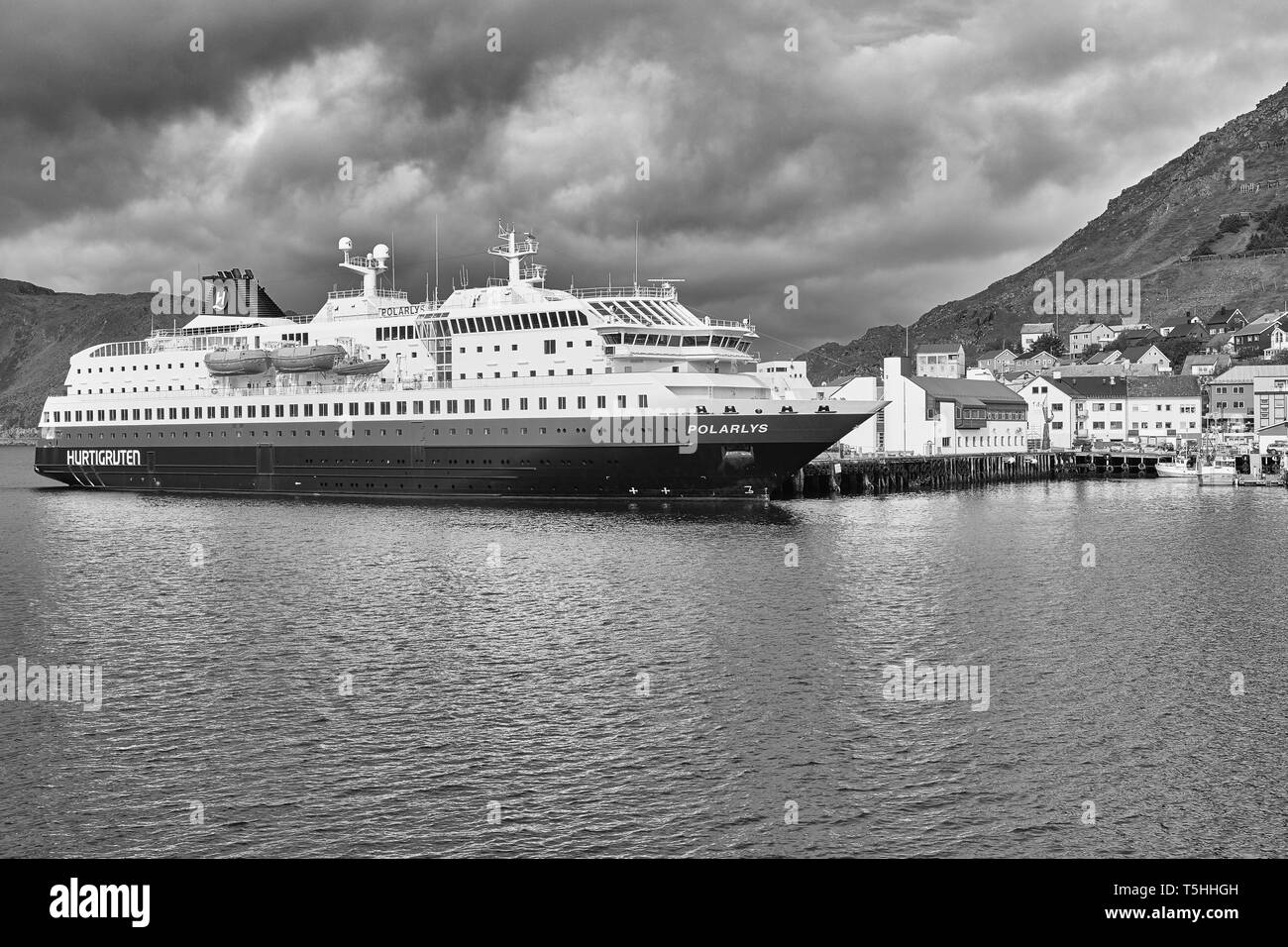 Moody photo noir et blanc du ferry Hurtigruten, MS POLARLYS, amarré à Honningsvåg, à plusieurs kilomètres au nord du cercle polaire arctique. Norvège. Banque D'Images Moody photo noir et blanc du ferry Hurtigruten, MS POLARLYS, amarré à Honningsvåg, à plusieurs kilomètres au nord du cercle polaire arctique. Norvège. Banque D'Images