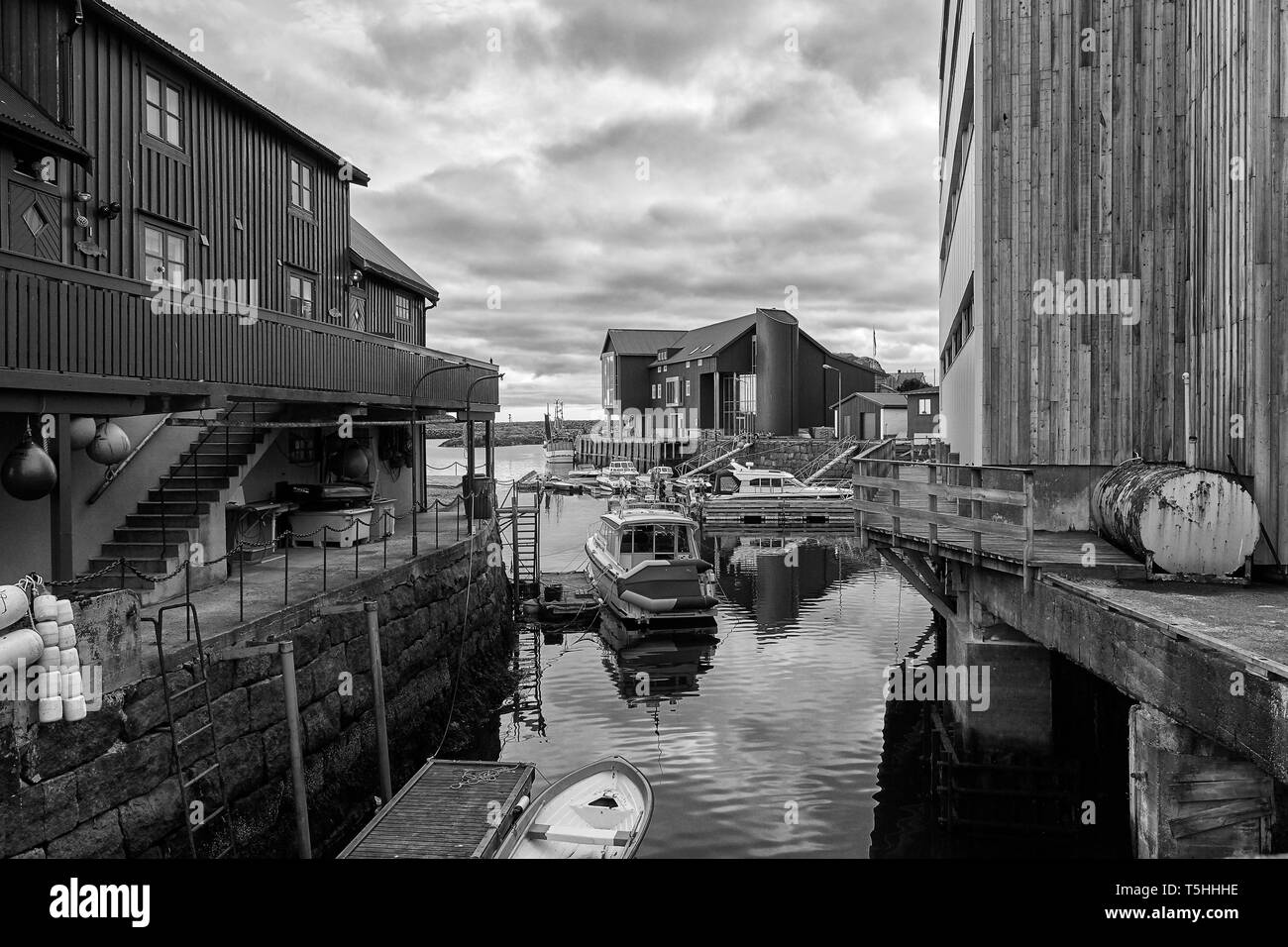 Moody photo noir et blanc du petit village de pêcheurs norvégien de Stamsund, situé sur les îles Lofoten, au-dessus du cercle polaire arctique en Norvège Banque D'Images