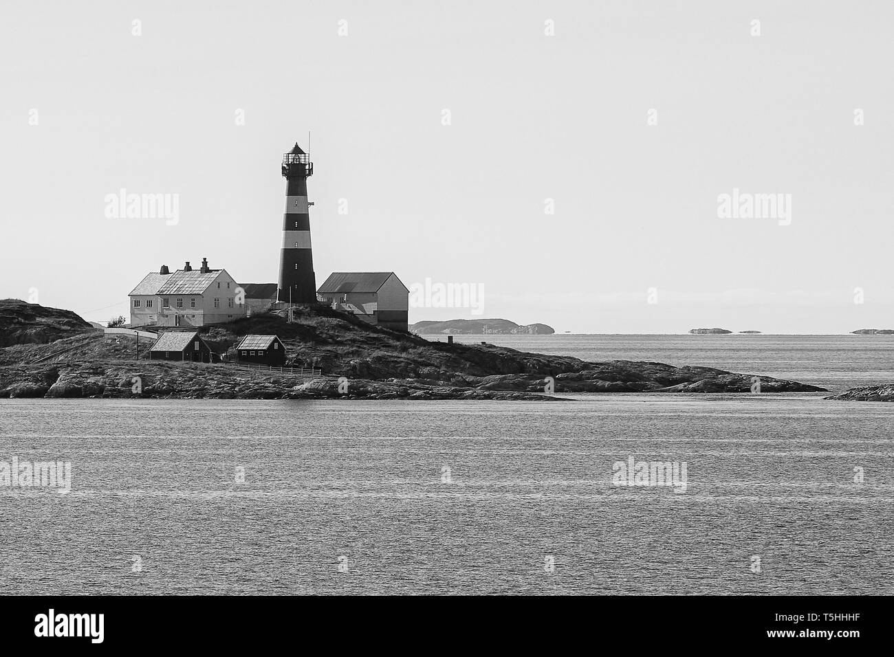 Photo en noir et blanc du phare norvégien de Landegode (Landegode FYR), situé sur Eggløysa, à environ 100 km au nord du cercle polaire arctique. Banque D'Images Photo en noir et blanc du phare norvégien de Landegode (Landegode FYR), situé sur Eggløysa, à environ 100 km au nord du cercle polaire arctique. Banque D'Images