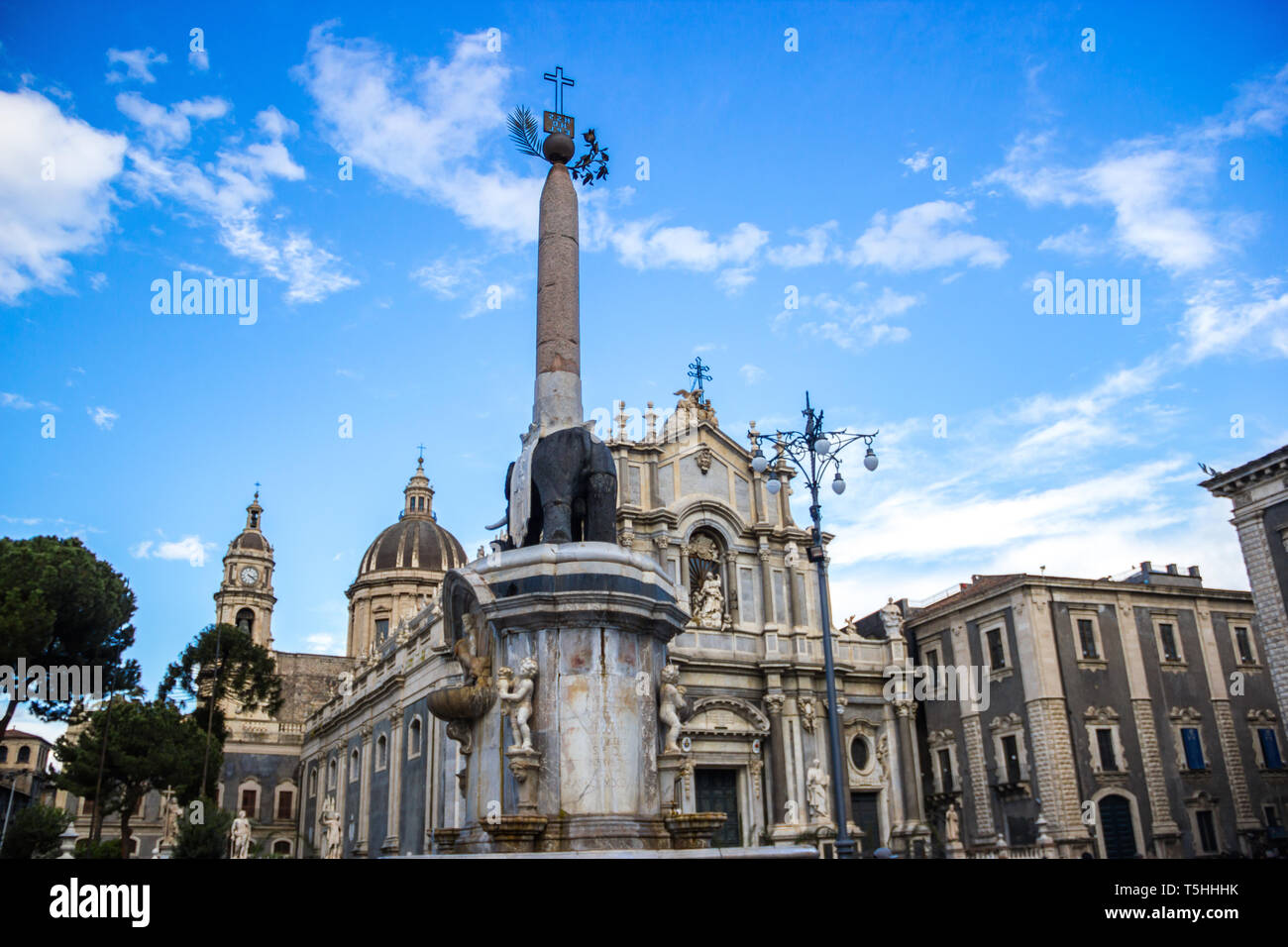 Catane Sicile Italie cathédrale Baroque vue sur place à partir de l'arrière de l'éléphant en pierre de lave historique monument avec ancien obélisque Banque D'Images