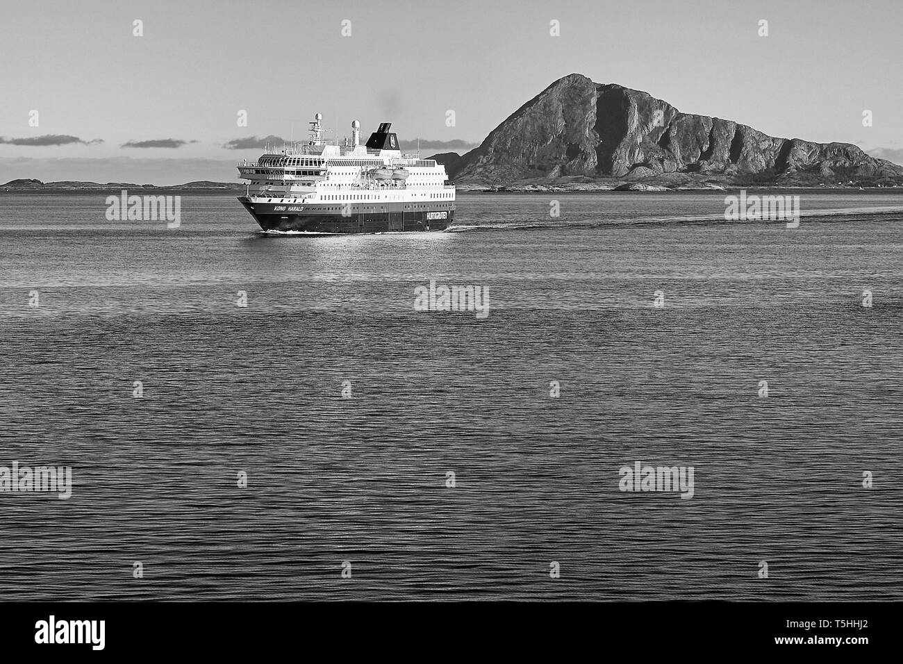 Photo en noir et blanc du Ferry Hurtigruten, MS KONG HARALD Voile Southbound, au-dessus du cercle polaire arctique en Norvège. Banque D'Images