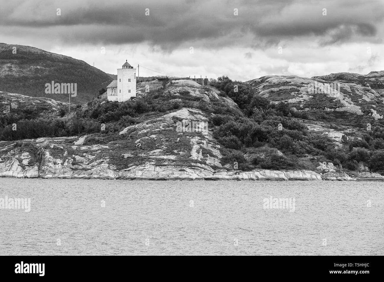 Moody photo noir et blanc du phare d'Agdenes (Ringflua), construit en 1804, situé sur la rive du fjord de Trondheim (Trondheimsfjorden), Norvège. Banque D'Images Moody photo noir et blanc du phare d'Agdenes (Ringflua), construit en 1804, situé sur la rive du fjord de Trondheim (Trondheimsfjorden), Norvège. Banque D'Images