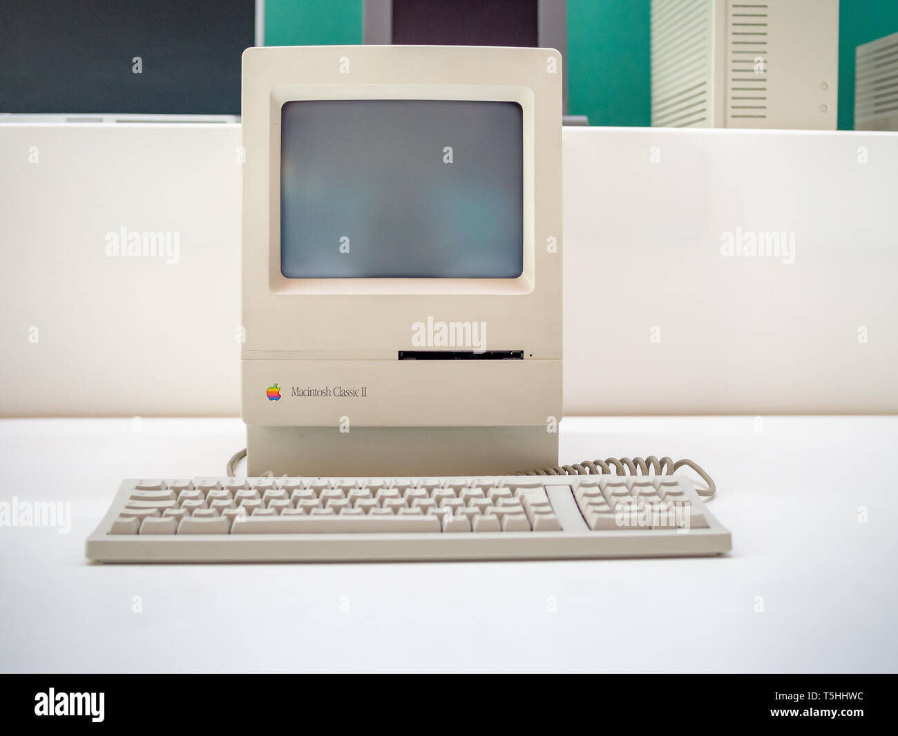 TERRASSA, ESPAGNE-19 mars 2019 : Apple Macintosh Plus ordinateur personnel dans le Musée National des Sciences et de la technologie de la Catalogne Banque D'Images