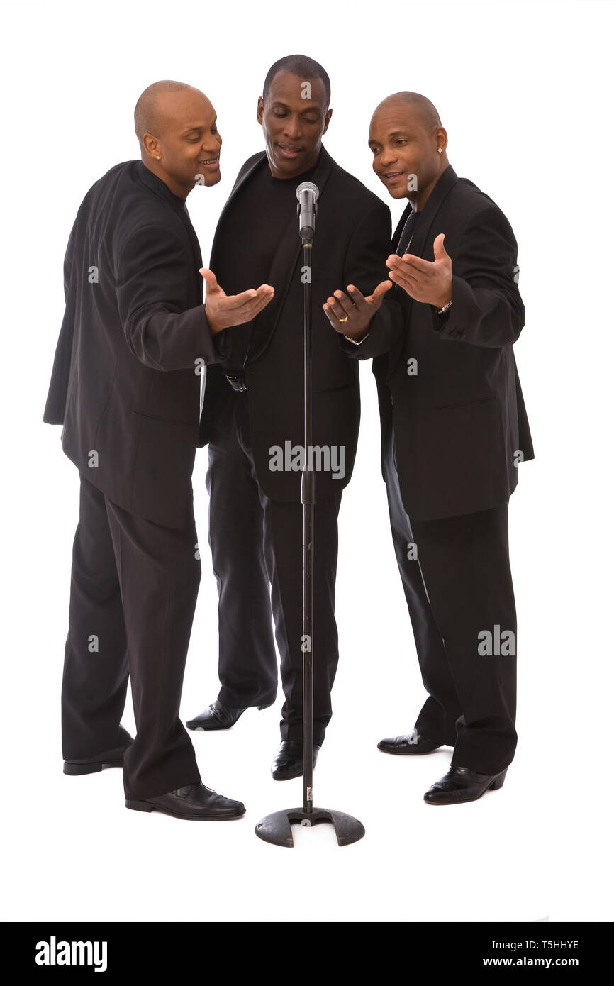 Happy african american singers avec microphone sur blanc, l'accent sur le micro Banque D'Images