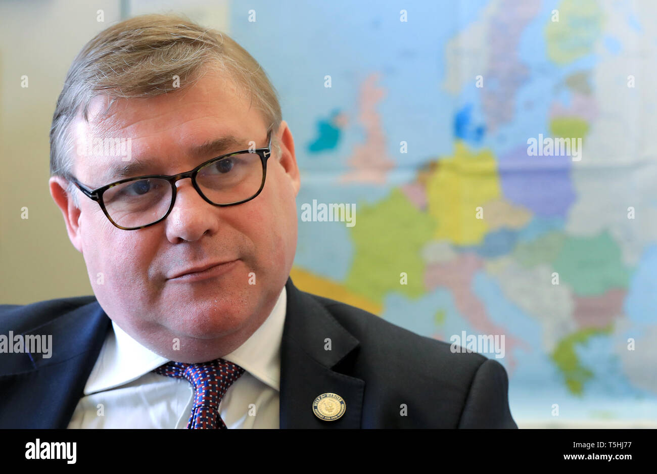 Mark Francois parlant dans son bureau dans les chambres du Parlement, Westminster, Londres. Banque D'Images