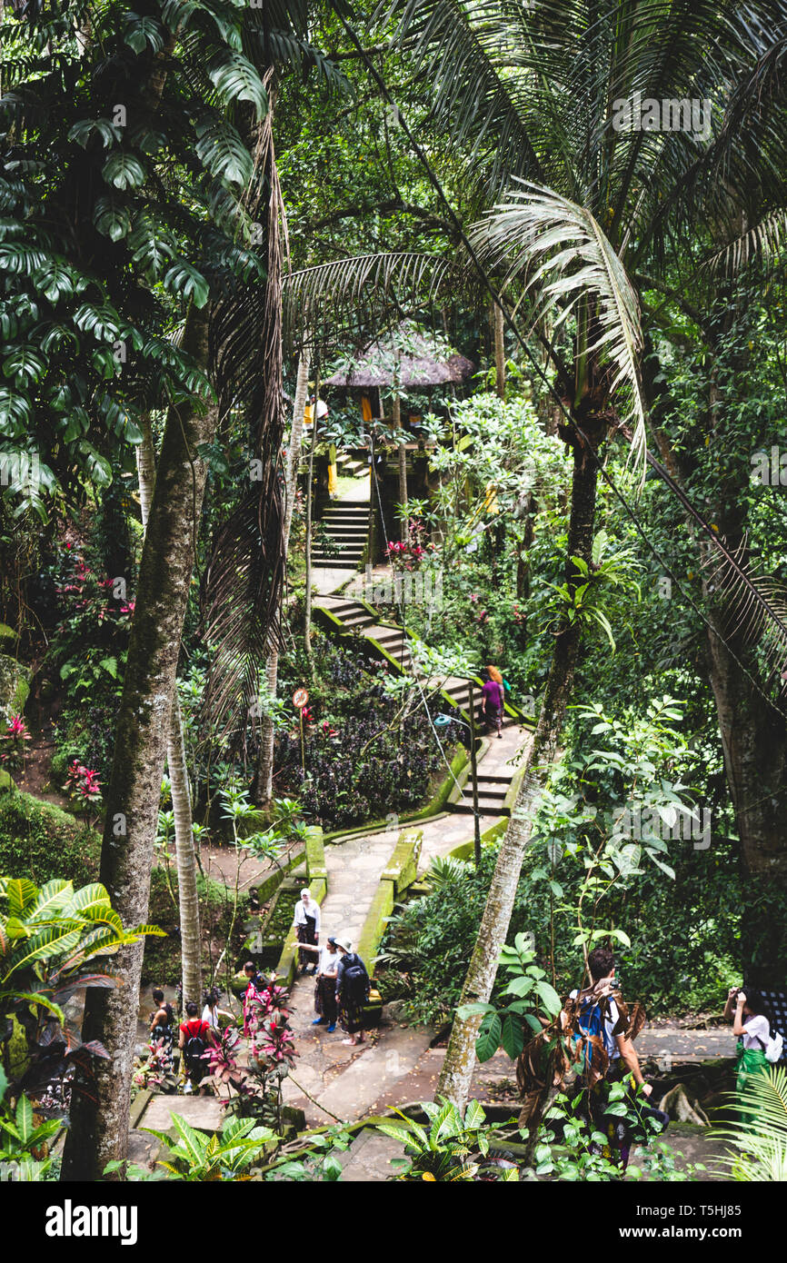 Les touristes à la découverte d'un temple à Bali, en Banque D'Images