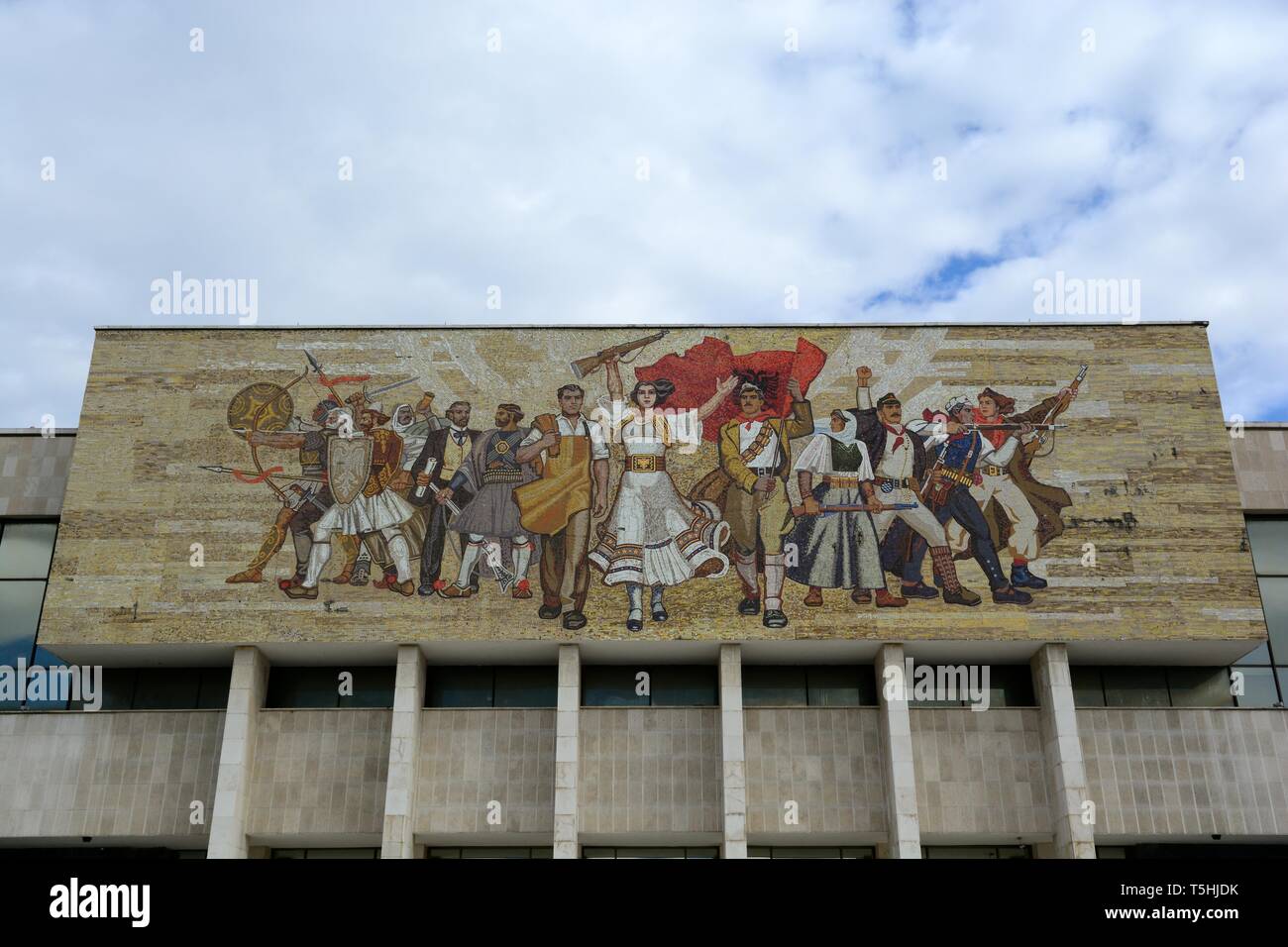 Les Albanais mosaïque sur le musée historique national l'un des meilleurs exemple de la fin du Réalisme Socialiste albanais Tirana Albanie Banque D'Images