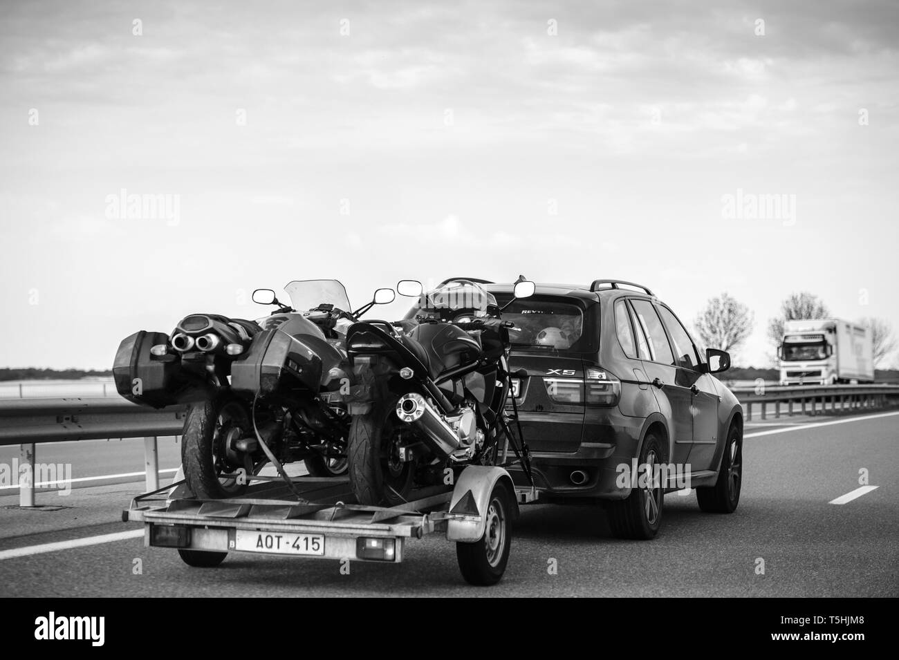 Nice, France - 7 mai 2016 : vue arrière du suv BMW X5 conduite rapide sur autoroute française avec remorque tenant deux motos de motocross rapide - noir et blanc Banque D'Images