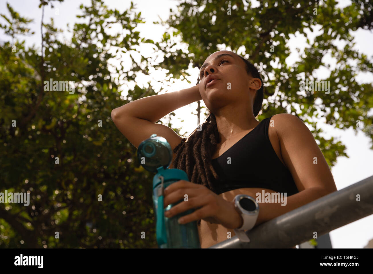 Jeune femme de l'eau potable dans la ville Banque D'Images Jeune femme de l'eau potable dans la ville Banque D'Images