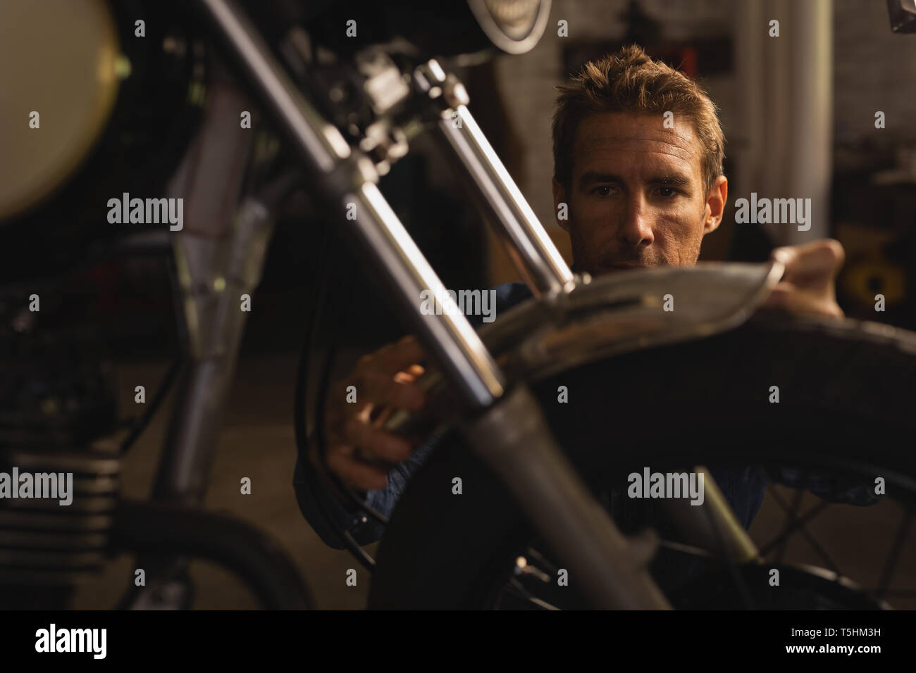 Mécanicien vélo Vélo fixation de garde-boue Banque D'Images