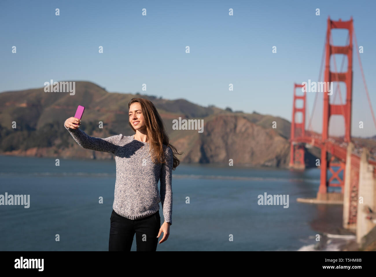 Belle femme en tenant en face de selfies suspension bridge Banque D'Images Belle femme en tenant en face de selfies suspension bridge Banque D'Images