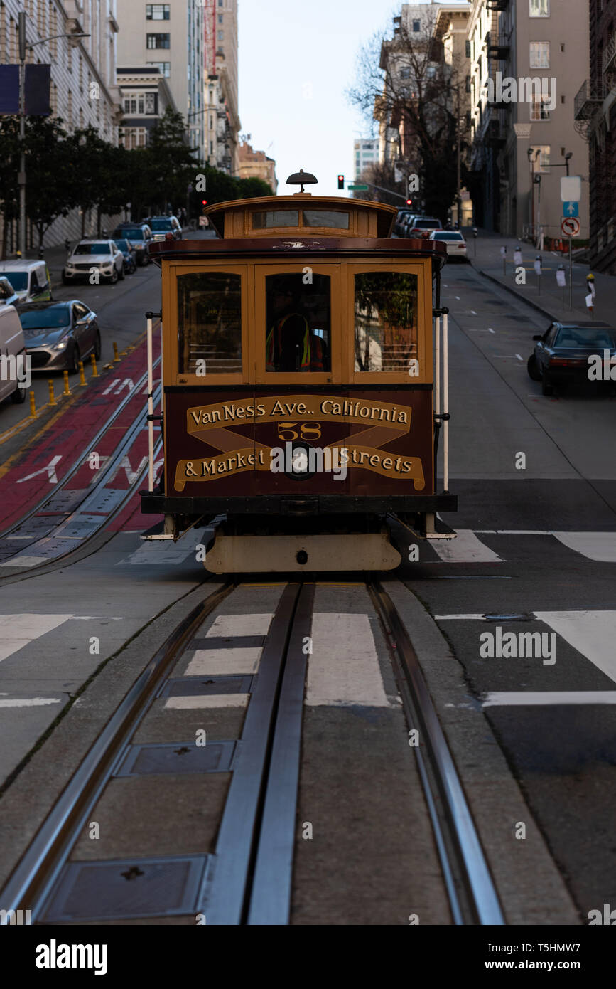 Déménagement tramway sur une piste à travers la ville street Banque D'Images