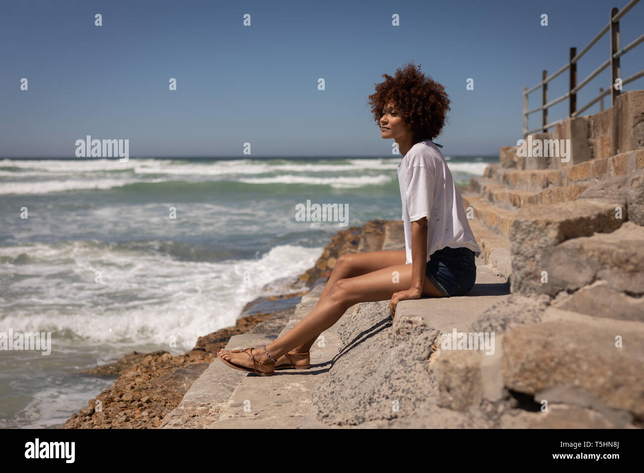 Woman relaxing at beach sous le soleil Banque D'Images Woman relaxing at beach sous le soleil Banque D'Images