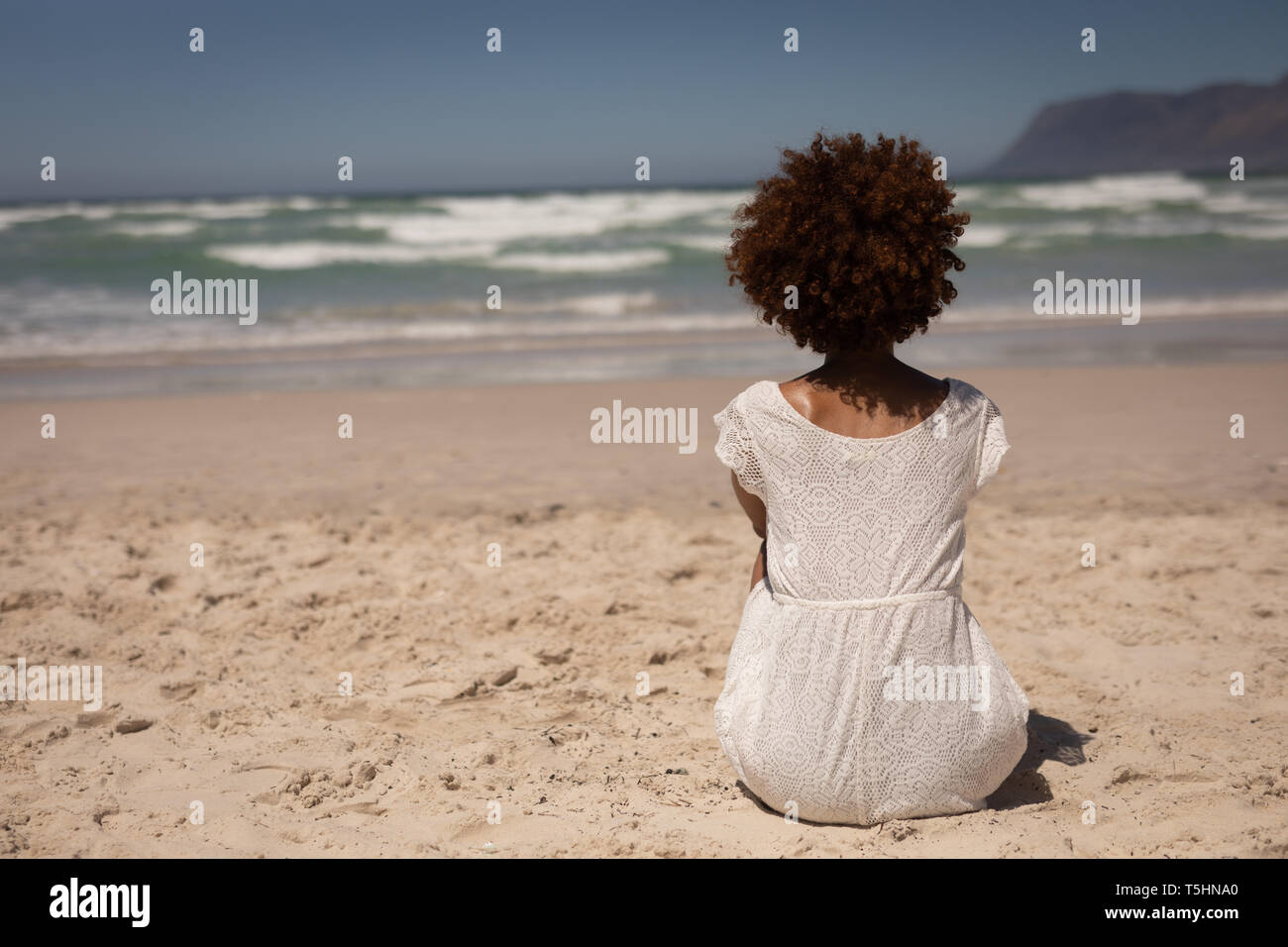 Woman relaxing at beach sous le soleil Banque D'Images Woman relaxing at beach sous le soleil Banque D'Images