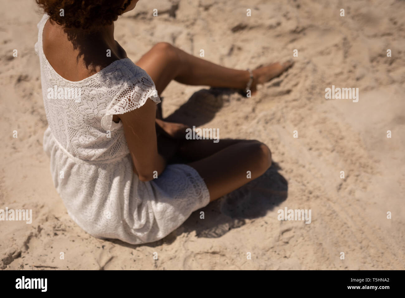 Woman relaxing at beach sous le soleil Banque D'Images Woman relaxing at beach sous le soleil Banque D'Images