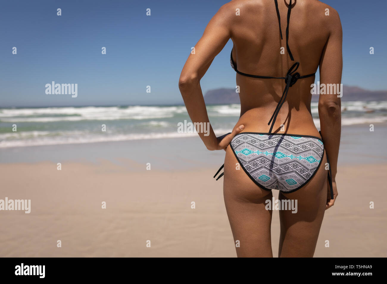 Woman in bikini standing on the beach Banque D'Images Woman in bikini standing on the beach Banque D'Images