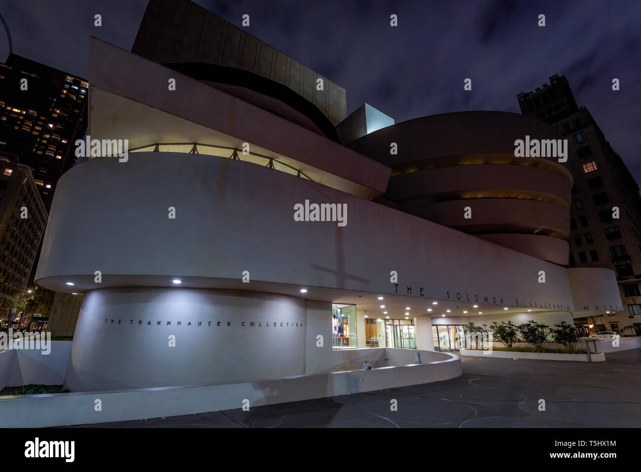 Solomon R. Guggenheim Museum de nuit, New York, USA Banque D'Images