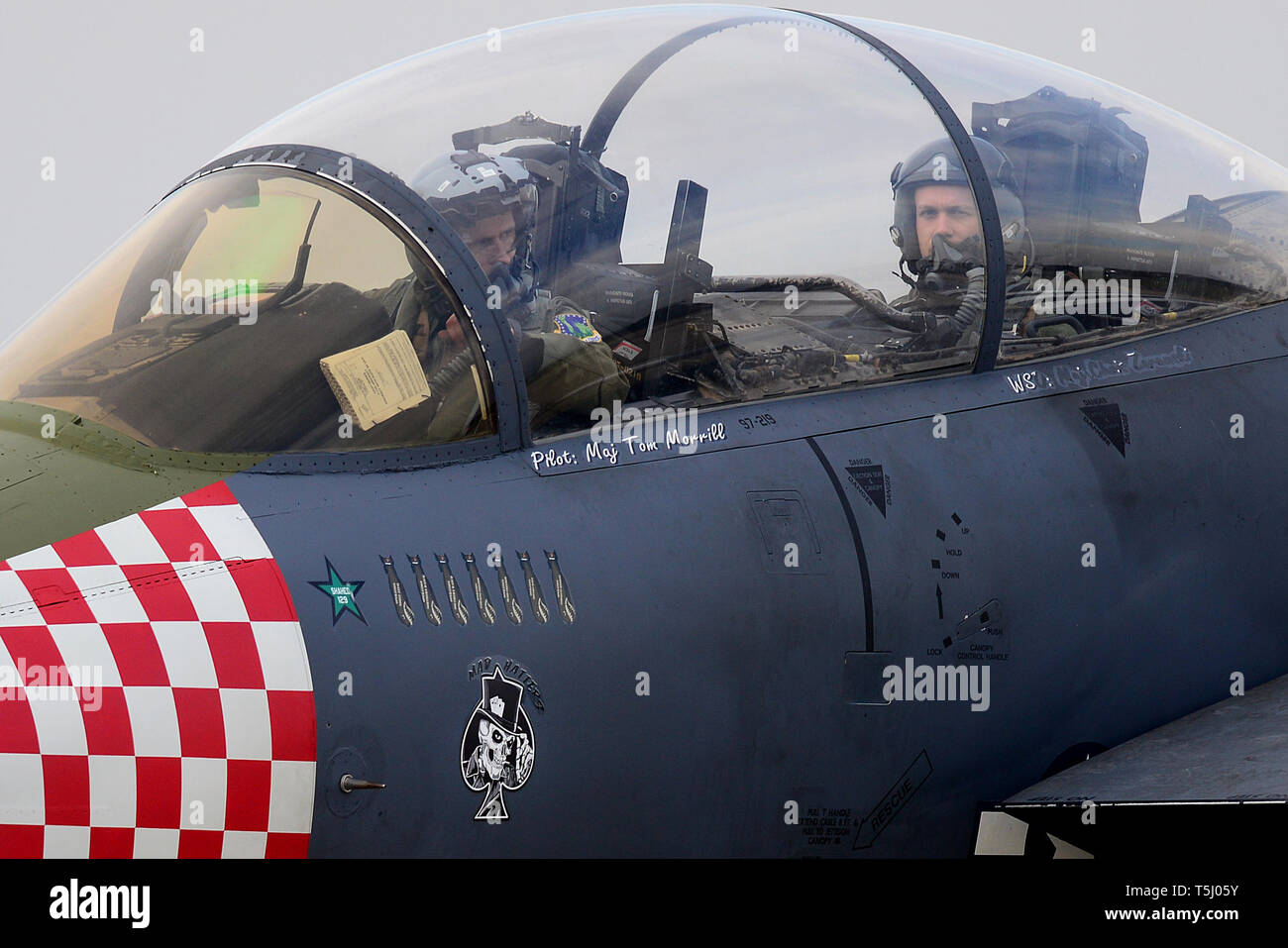 48e Escadre de chasse des équipages d'effectuer des vérifications avant vol au cours d'un exercice de préparation à la Royal Air Force Lakenheath, Angleterre, le 23 avril. Exercices de ce genre offrent à la fois d'équipage et du personnel de soutien affecté à RAF Lakenheath l'expérience nécessaire pour maintenir une force capable d'assurer la défense collective de l'alliance de l'OTAN. (U.S. Air Force photo/ Tech. Le Sgt. Matthew Plew) Banque D'Images