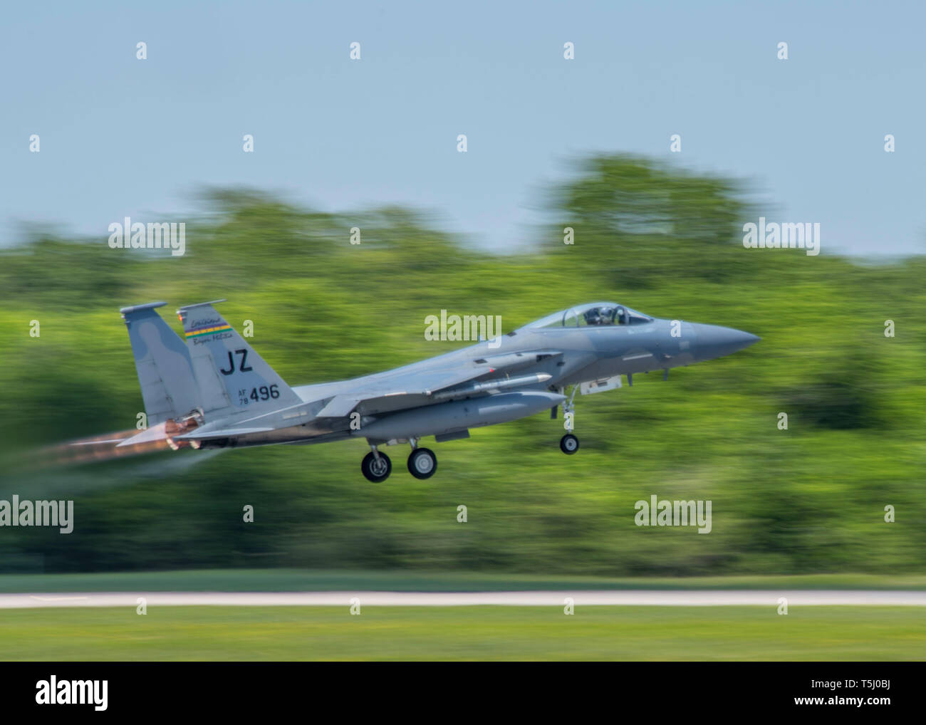 Un F-15 Eagle à la Garde nationale de la Louisiane 159e Escadre de chasse prend son envol sur la piste, le 10 avril 2019, le Naval Air Station Joint Reserve Base New Orleans (Louisiane) Le lieutenant-colonel Mark Sletten, 8e commandant FS, a déclaré que la mise en place de l'unité de combat simulé scénarios pour les élèves pilotes pourrait exercer à travailler en équipe avec une autre unité. (U.S. Air Force photo par un membre de la 1re classe Kindra Stewart) Banque D'Images