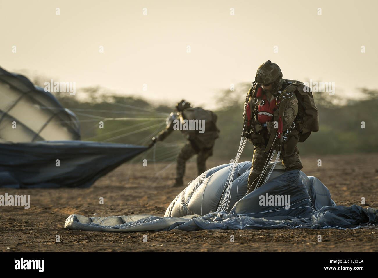 U.S. Air Force pararescuemen déployées à l'appui de l'intervention conjointe combinée Force-Horn de l'Afrique (CJTF-HOA), de recueillir leurs parachutes après une faible altitude ouvert (HALO) sauter d'un C-130J Hercules du camp Lemonnier, Djibouti, le 20 avril 2019. (U.S. Photo de l'Armée de l'air par le sergent. Les enfers Lundborg) Banque D'Images