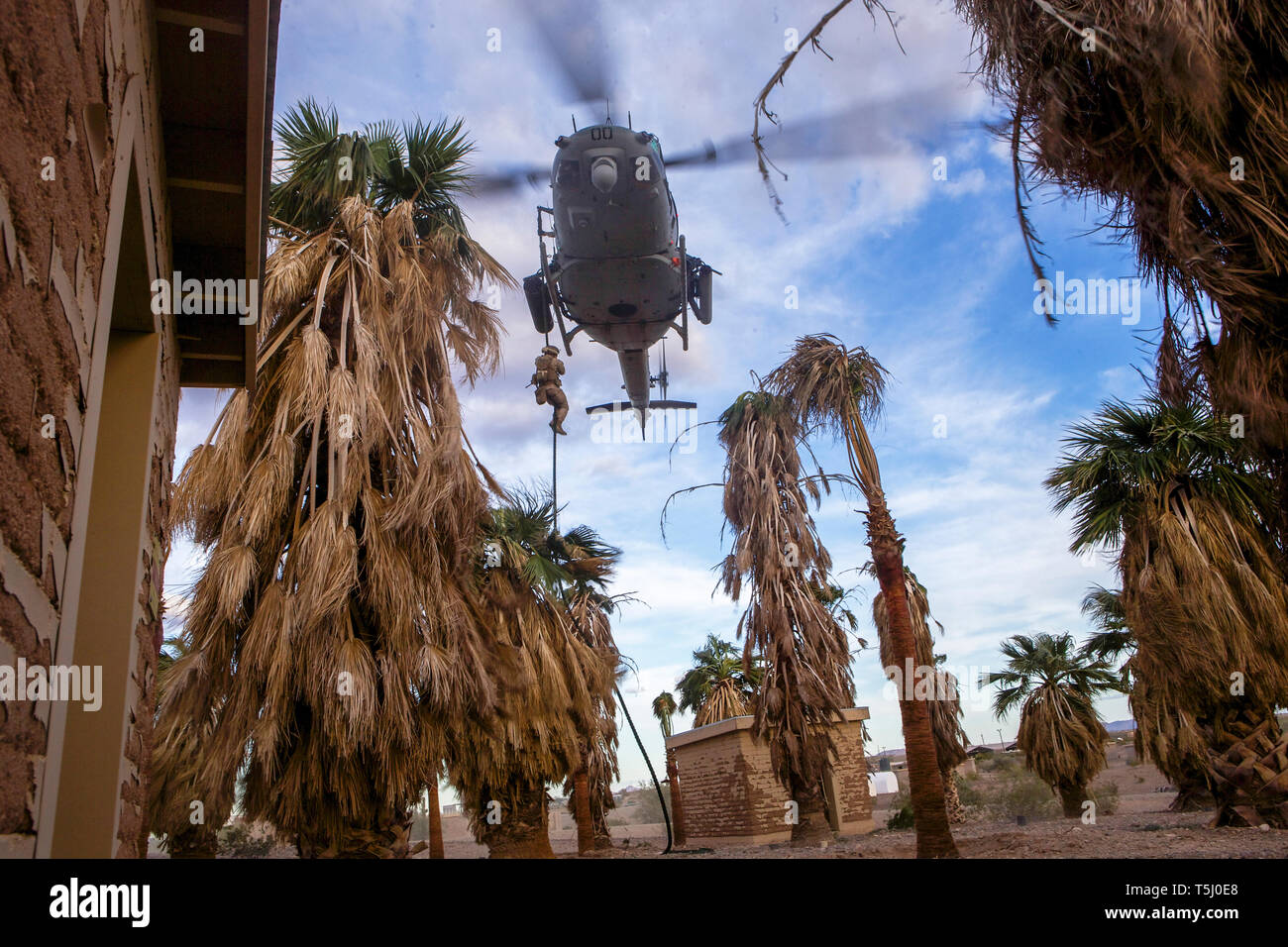 Les Marines américains avec Golf Company, 2e Bataillon, 8e Régiment de Marines, 2e Division de marines descendre en rappel d'un Corps des Marines américains UH-1Y avions Venom à l'appui d'un forage au cours de l'exercice de combat Armes et Tactiques cours Instructeur (WTI) 2-19 à Yuma Proving Ground, Arizona, le 5 avril 2019. Le WTI est une formation de 7 semaines organisé par Marine Aviation armes et tactiques d'un escadron (MAWTS-1), qui met l'intégration opérationnelle des six fonctions de l'aviation du Corps des Marines à l'appui d'une masse d'Air Maritime Task Force. Le WTI fournit également une formation tactique avancé normalisés et de certification Banque D'Images