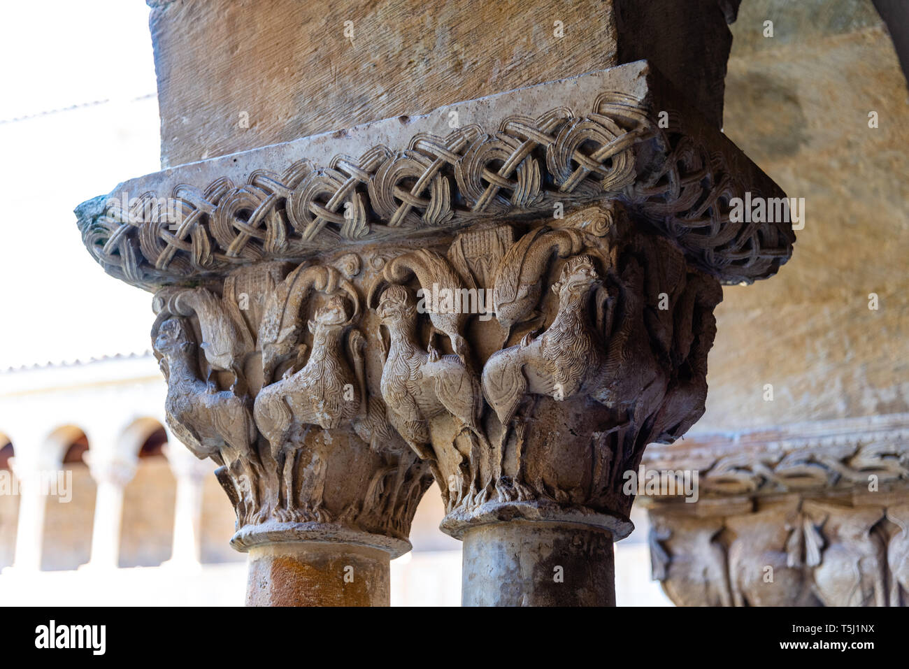 Gros plan d'une capitale de l'architecture romane dans le cloître de l'abbaye Santo Domingo de Silos Banque D'Images